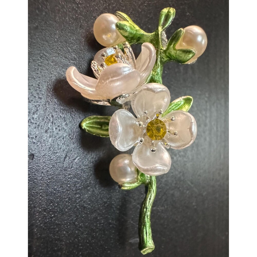 Vintage White Translucent Pearl Resin Silver Tone Brooch Pin B36